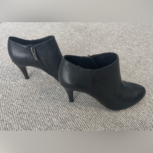 Vince Camuto Black Ankle Boots with Side-Zip and Stacked Heel - Picture 4 of 16